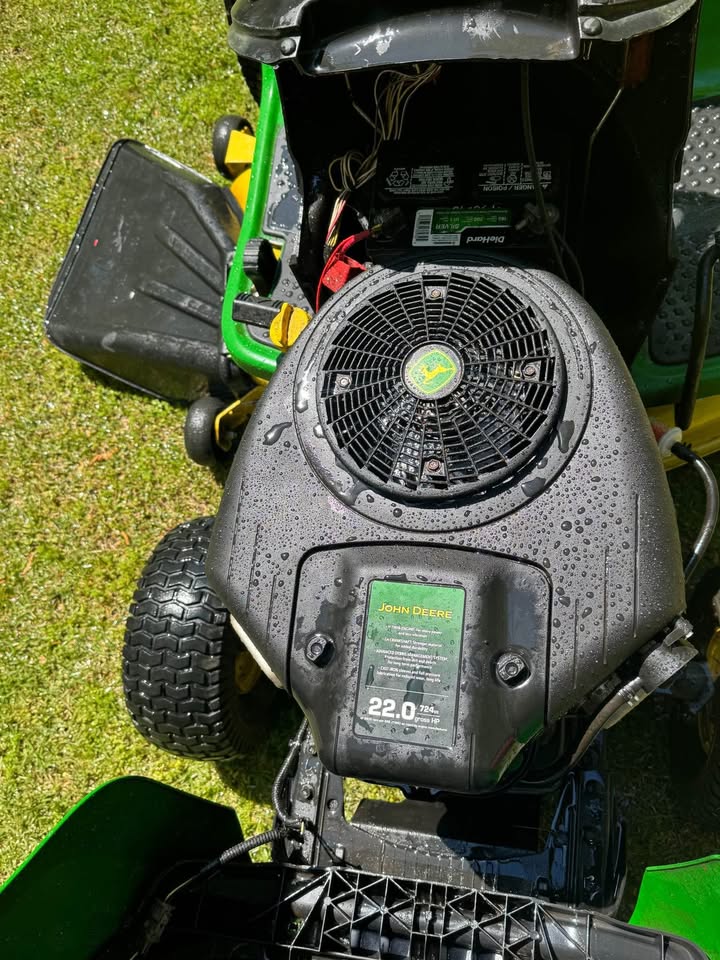 John Deere D140 Riding Mower