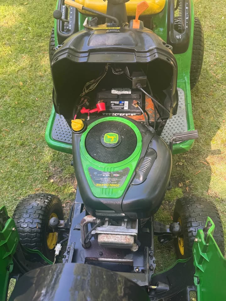 John Deere LA105 Riding Mower- No deck