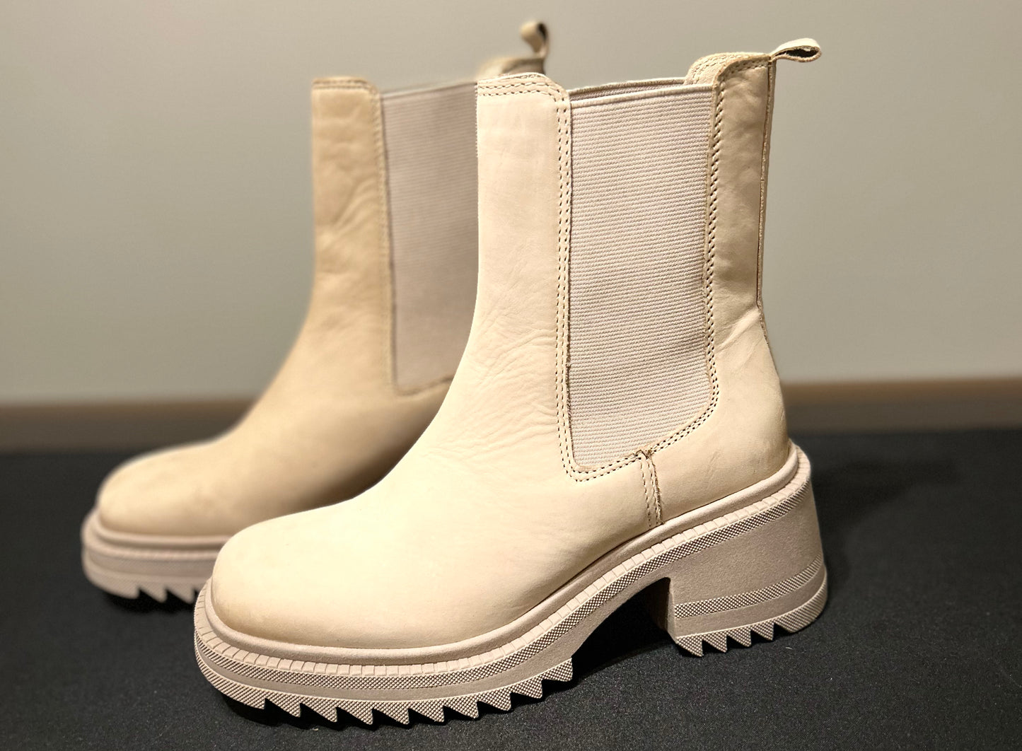 Women's Steve Madden Garth Leather Block Heel Beige Chelsea Boots